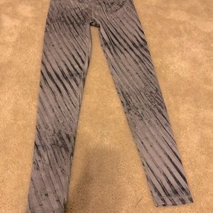 Leg3nd size small gray diagonal design legging